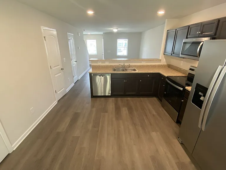 2091 Wiggins Vlg — Photo 3