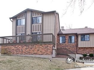 23 Lake Shore Dr, Willowbrook, IL 60527