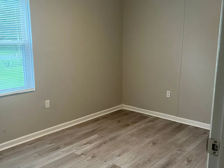 1133 Railroad Dr — Photo 12