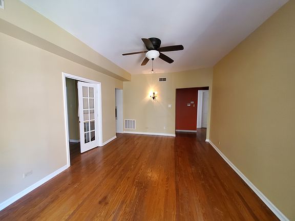 3rd image of 1049 W Glenlake Ave APT 2