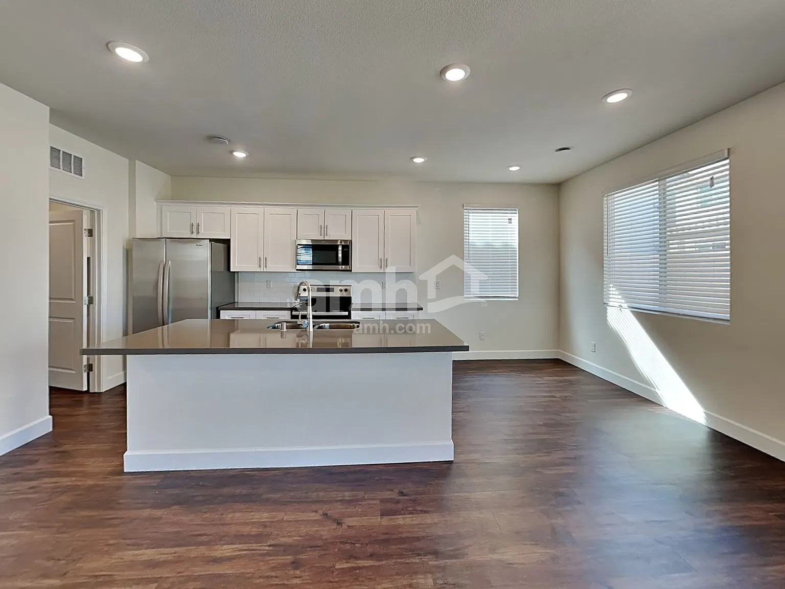 4 bed, 2.5 bath, 2131 sqft, $2,400 — Photo 4