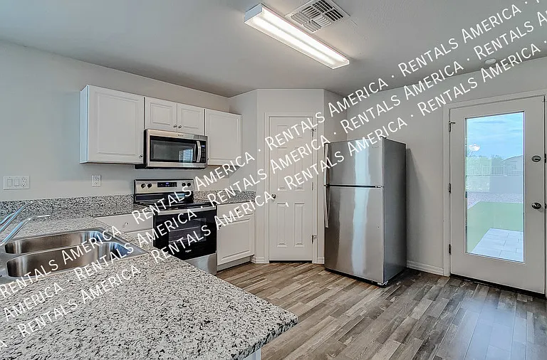 229 E Watson Pl — Photo 9