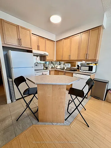1121 Bay St Photo 1