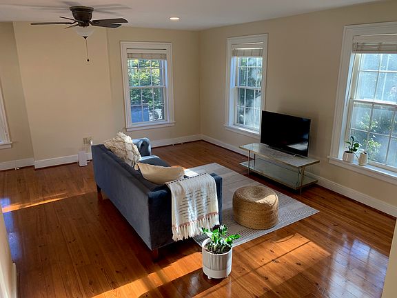 3rd image of 2218 E Grace St #204
