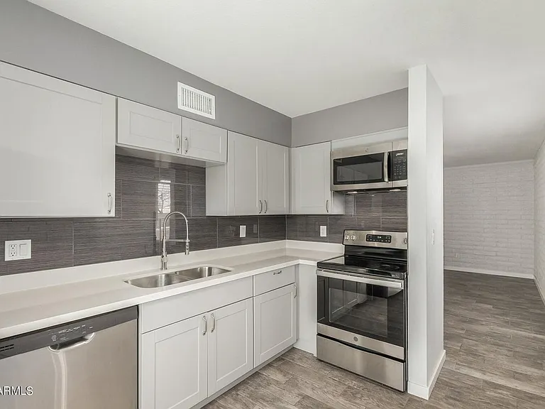 1118 S McClintock Dr — Photo 1