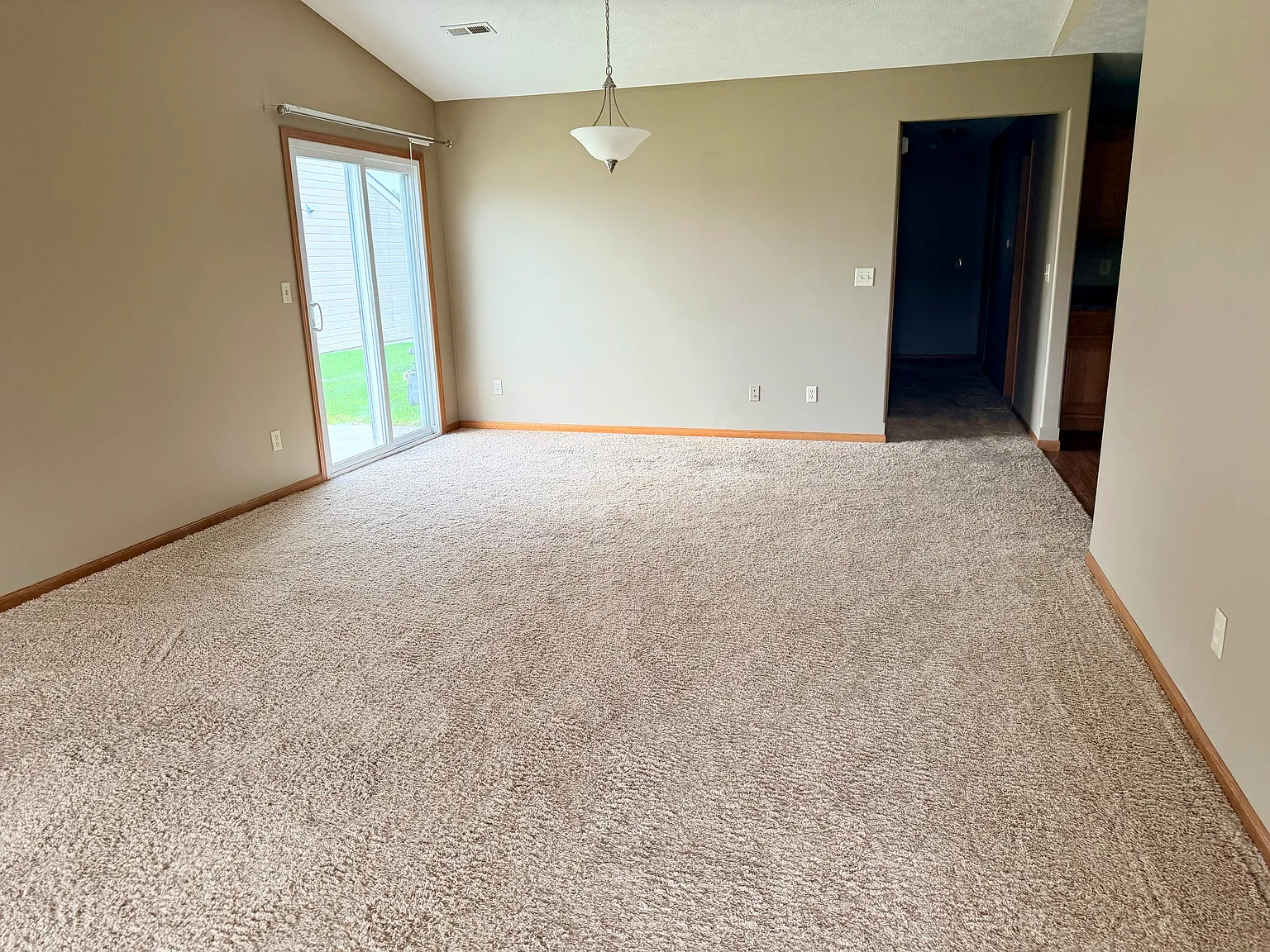 3 bed, 1206 sqft, $1,600 — Photo 2