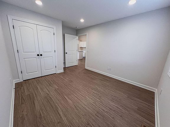 4th image of 611 S Division St