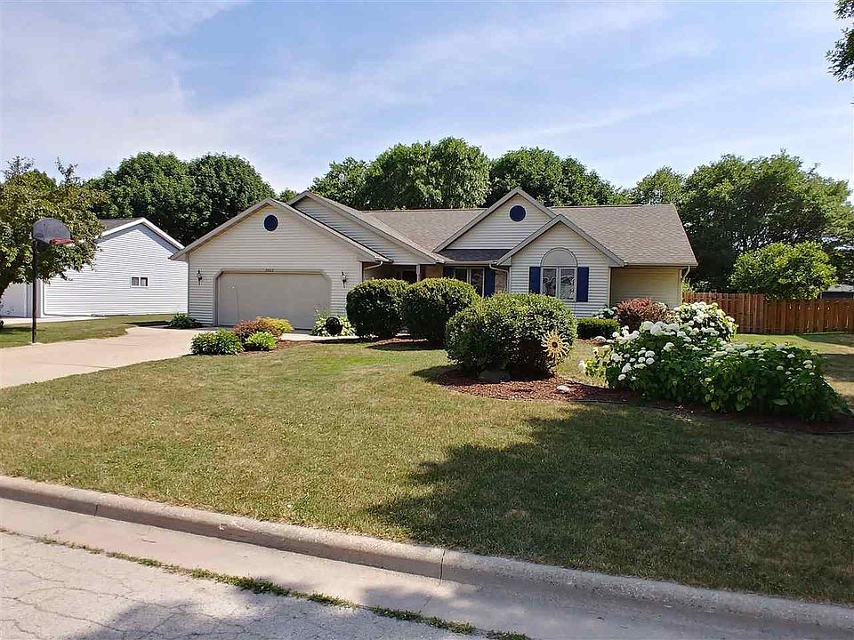 Great Curb Appeal!