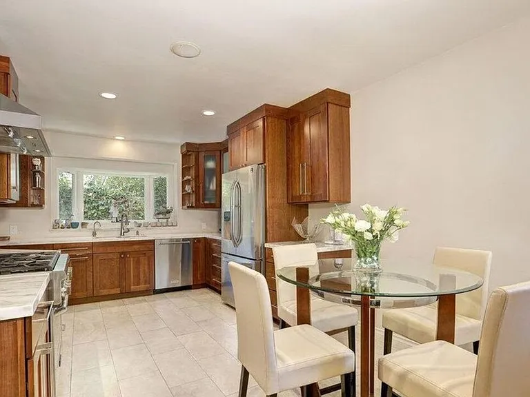 3076 Earlmar Dr — Photo 4