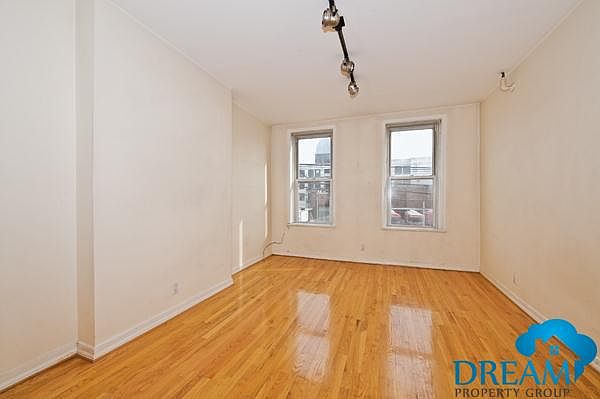 2nd image of 4544 Vernon Blvd APT 02