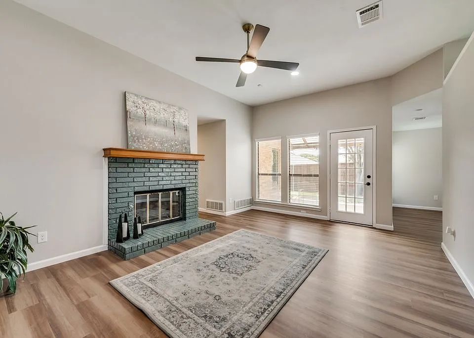 2002 Hearthside Ln