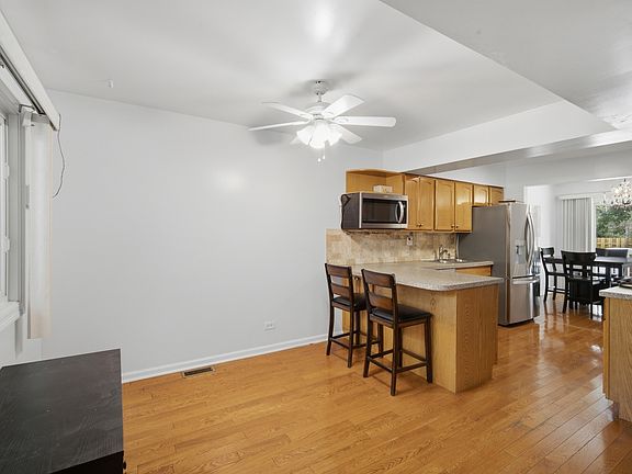 3rd image of 411 Hickory Dr #411