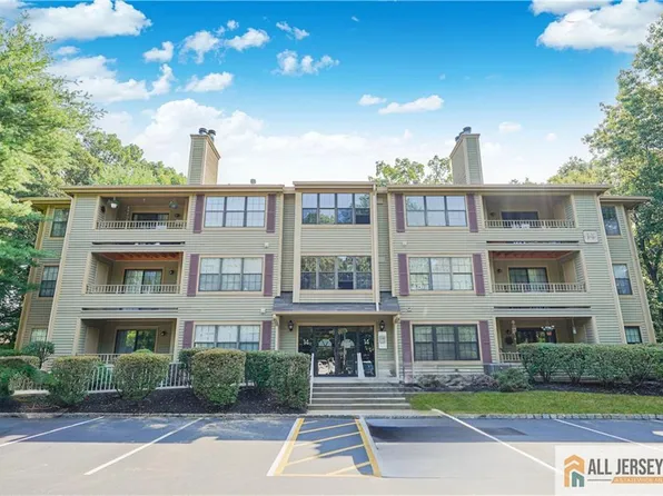 1410 Stoneridge Cir, Helmetta, NJ 08828