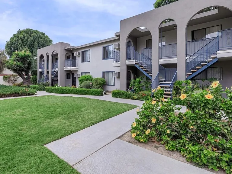 Vio Cerritos — Photo 8