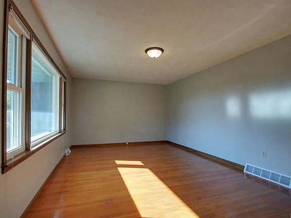 4th image of 430 Poinsettia Dr