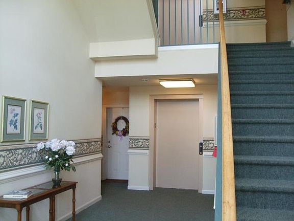 Entrance with elevator