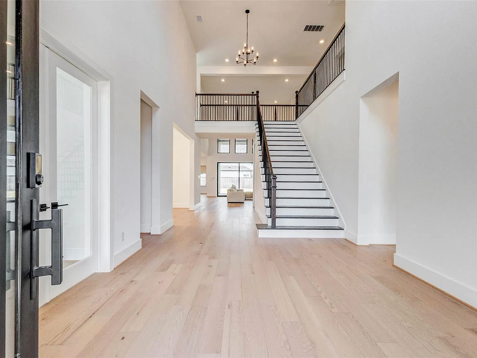 5 bed, 7.0 bath, 5176 sqft, $5,999 — Photo 3