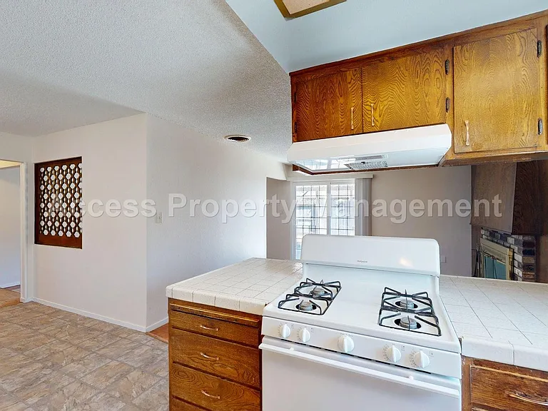 1441 Montclair Dr — Photo 11