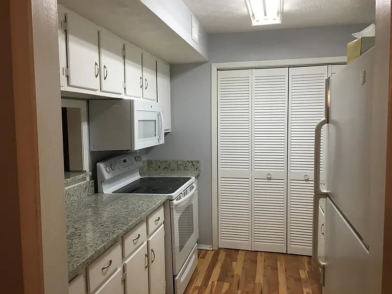 306 Park Ridge Cir — Photo 2
