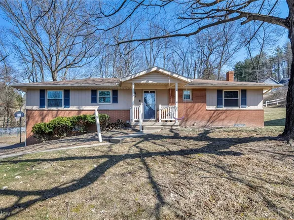 1676 Evergreen Park Dr, Coshocton, OH 43812