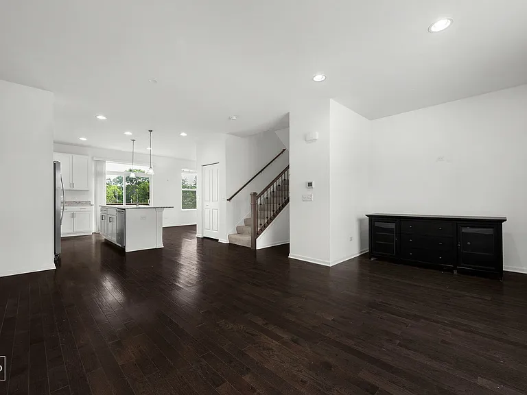 821 W Chase Ln — Photo 5