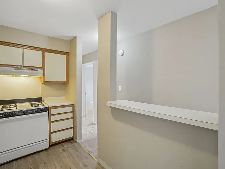 Plymouth Manor Apartments — Photo 24