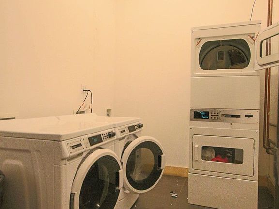 5th image of 239 Banker St APT 3e