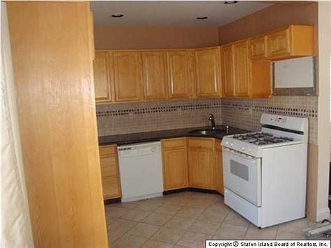 3rd image of 49 Lincoln St