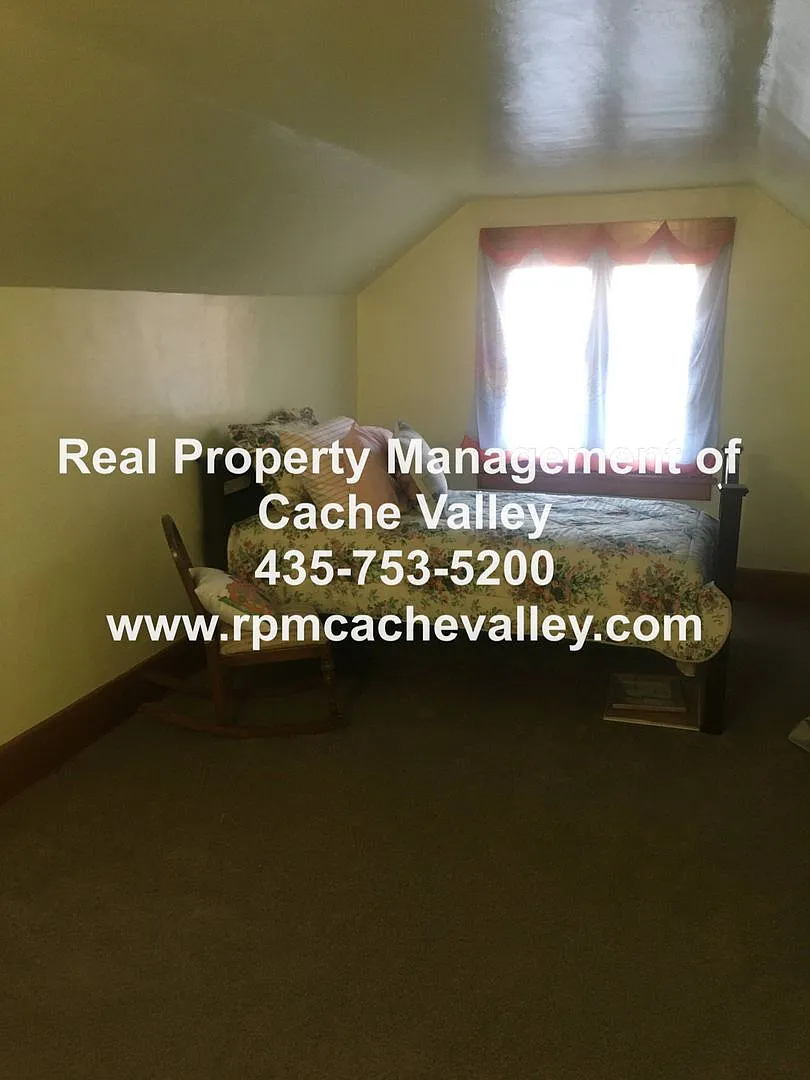 Charming 4 bedroom house. Available in September! pet friendly! — Photo 2
