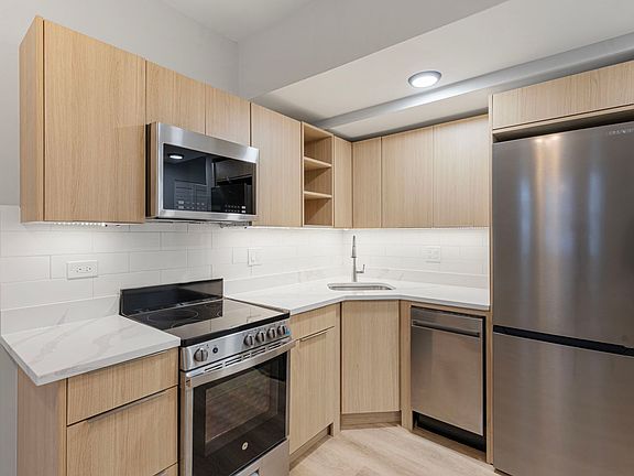 2nd image of 1632-44 W Howard St #312
