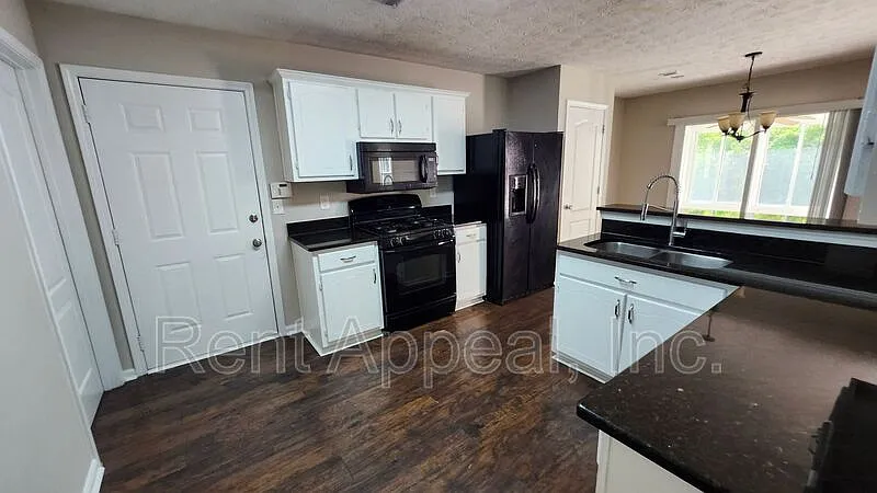 3 bed, 2.5 bath, 1668 sqft, $1,950 — Photo 2