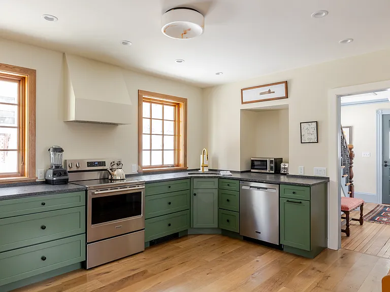 Main floor
Kitchen
Dishwasher
Refrigerator
Oven