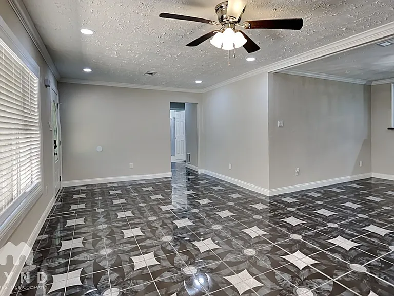 101 Live Oak St — Photo 3