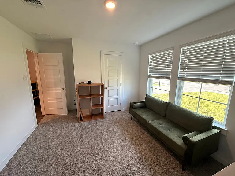 1210 Hughes Crossing Dr — Photo 14