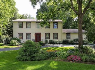 5571 Mountain Rd, Brighton, MI 48116