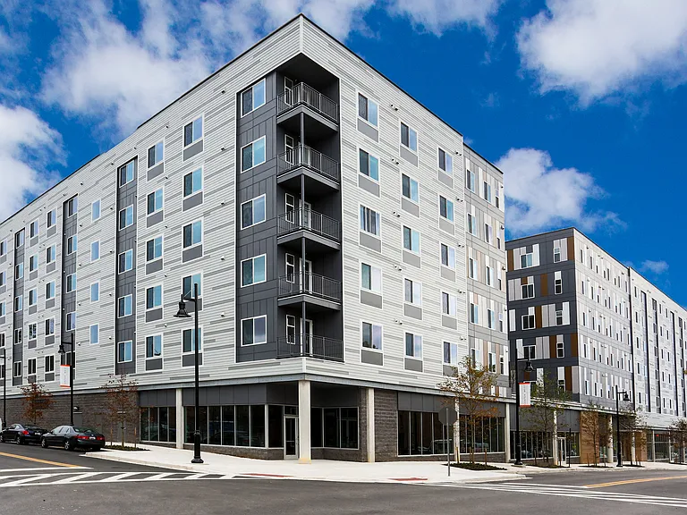Center/West — Photo 16