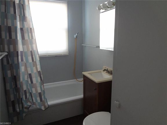 5th image of 1372 Meadowbrook Ave SE