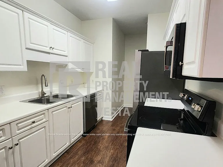 1038 Walnut St — Photo 4