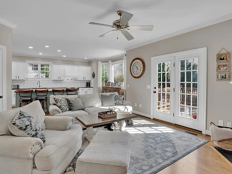 1005 Tarrytown Ln — Photo 11