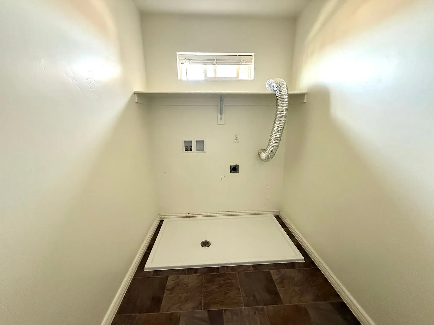 Spacious Townhome for Rent Prime Location! — Photo 4