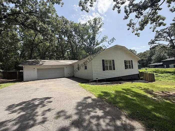 3 bed, 2.0 bath, 1605 sqft, $1,550 — Photo 1
