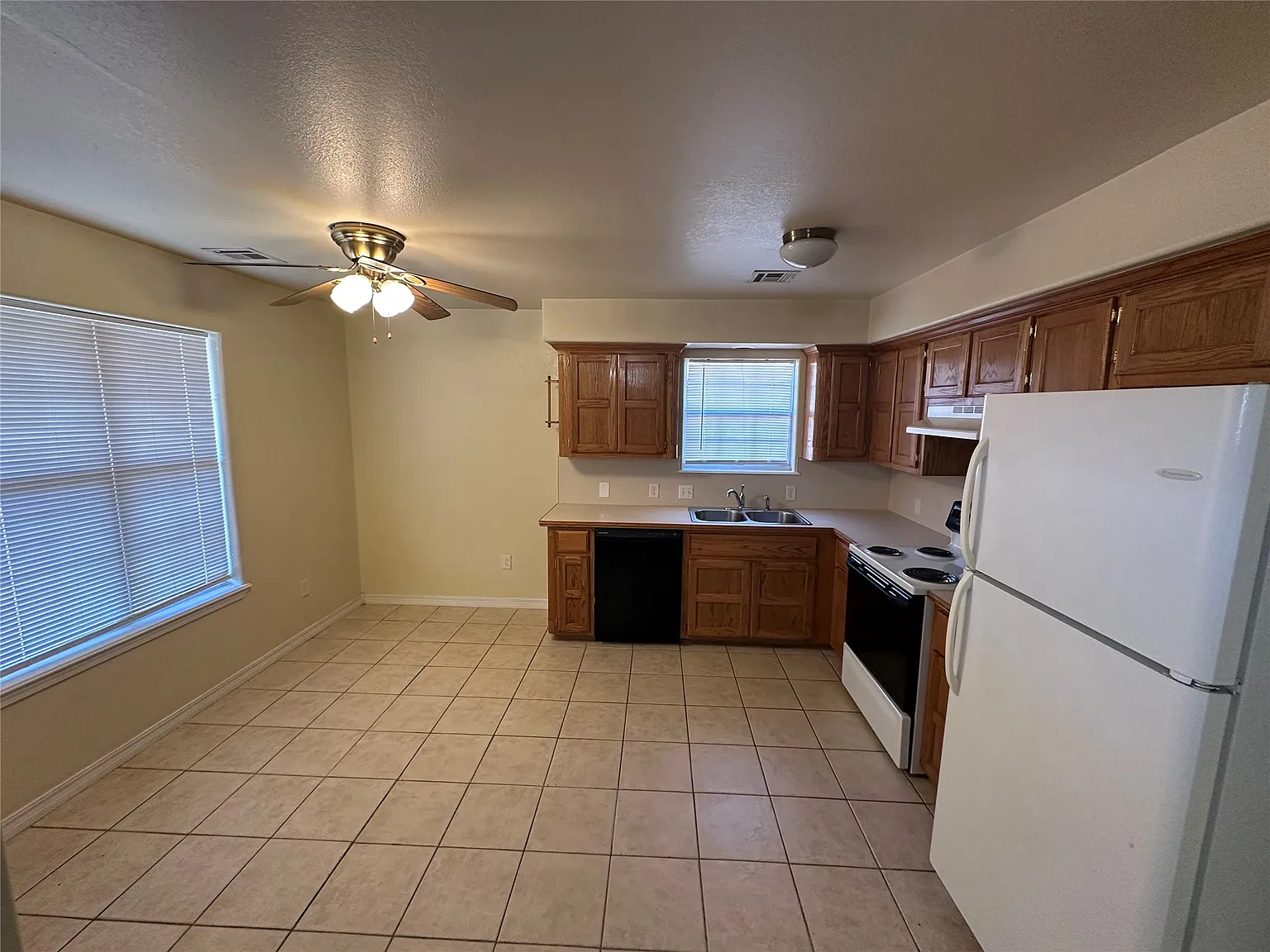 2 bed, 1.0 bath, 1802 sqft, $850 — Photo 2