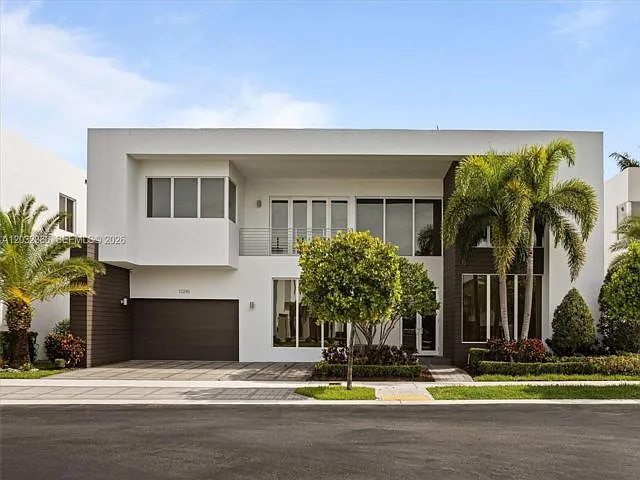 5 bed, 5.5 bath, 4628 sqft, $13,500 — Photo 1