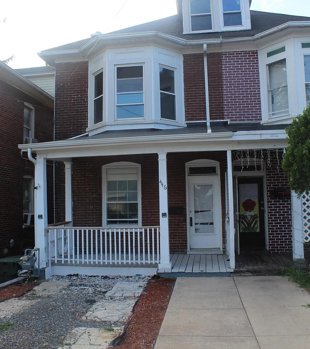 3 bed, 1390 sqft, $1,850 — Photo 1