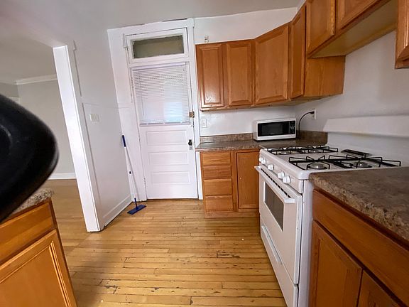 2nd image of 914 W Oakdale Ave #2W