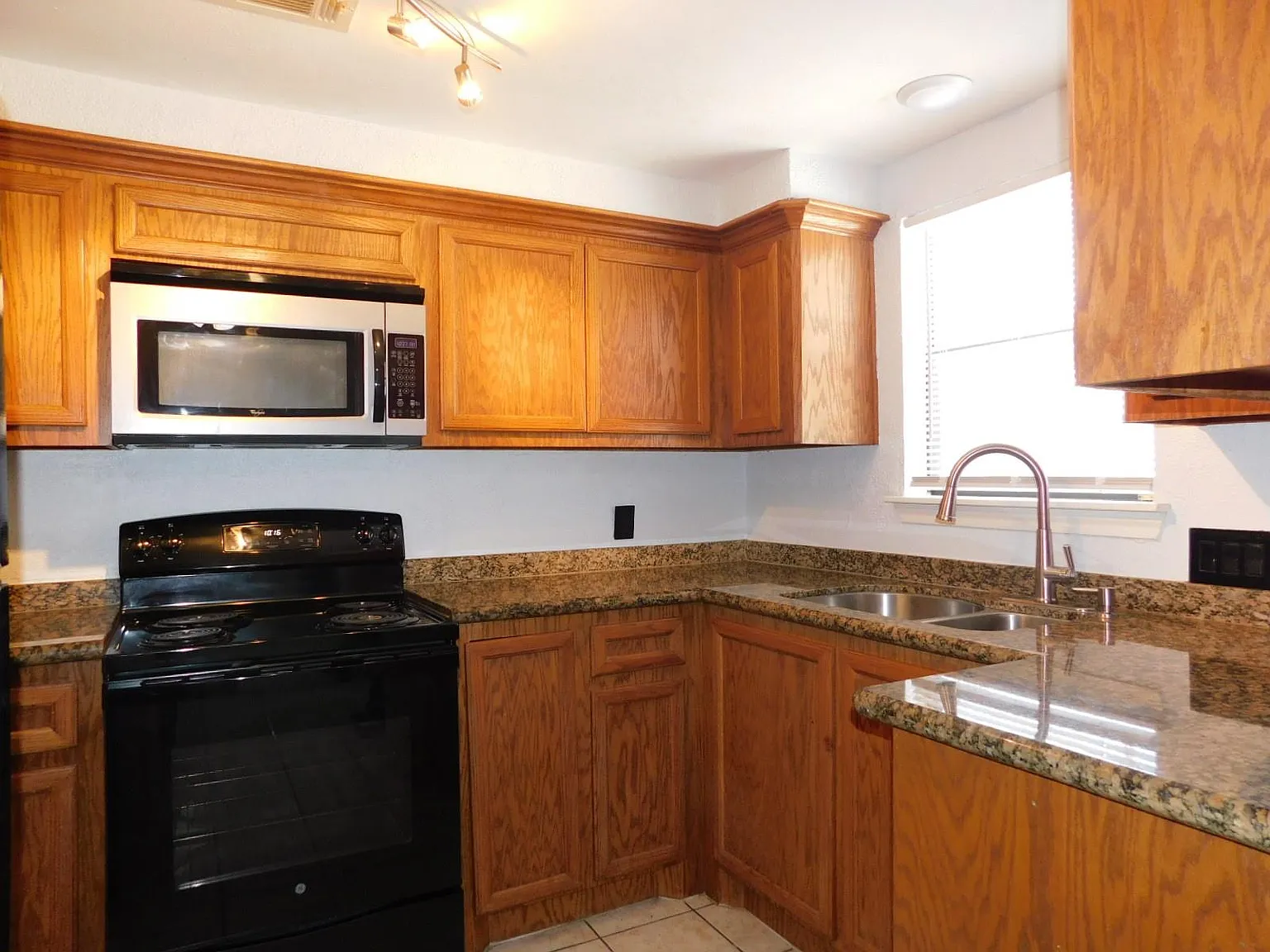 2 bed, 2.5 bath, 1232 sqft, $1,450 — Photo 3