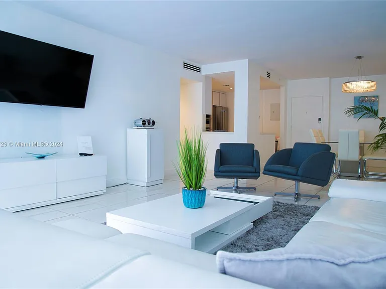 5601 Collins Ave #1614 — Photo 9