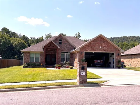 1817 Janie Francis Dr, Russellville, AR 72801