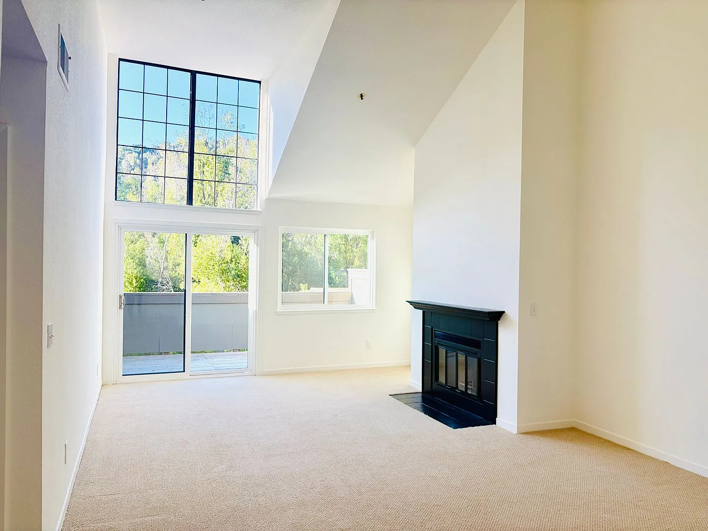 Light Filled Top Floor 2bed/2bath condo in desirable Pacheco Valle — Photo 4
