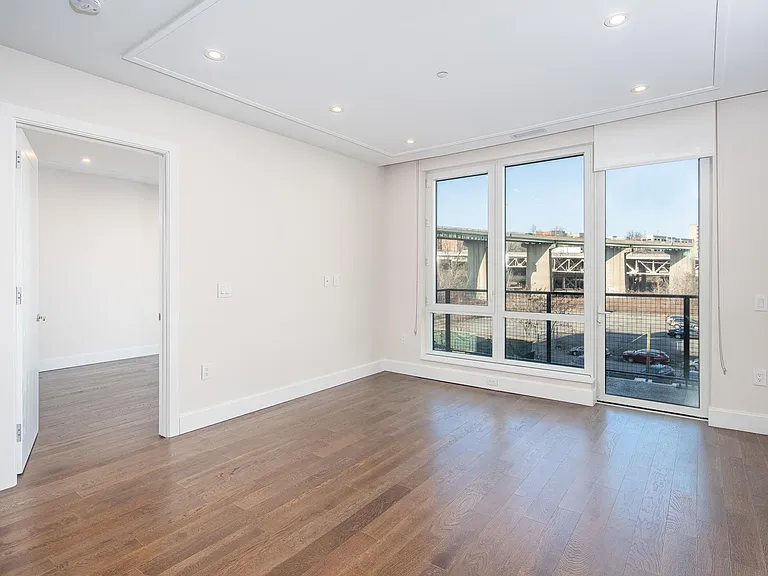 372 9th Luxury Rentals — Photo 41